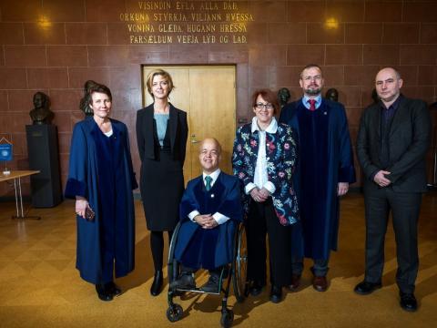 Að lokinni doktorsvörn, frá vinstri: Karen Christiensen andmælandi, doktor Ciara Brennan, Tom Shakespeare andmælandi, Rannveig Traustadóttir leiðbeinandi, Daði Már Kristófersson, James Rice meðleiðbeinandi.